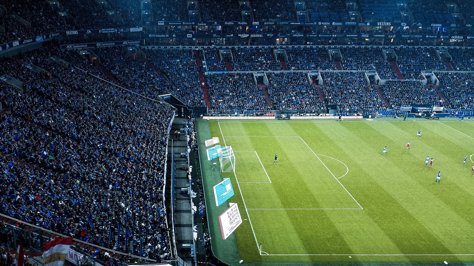 爱游戏娱乐-_马拉松赛道安全措施升级，确保运动员顺利完赛_，马拉松安全管理规定